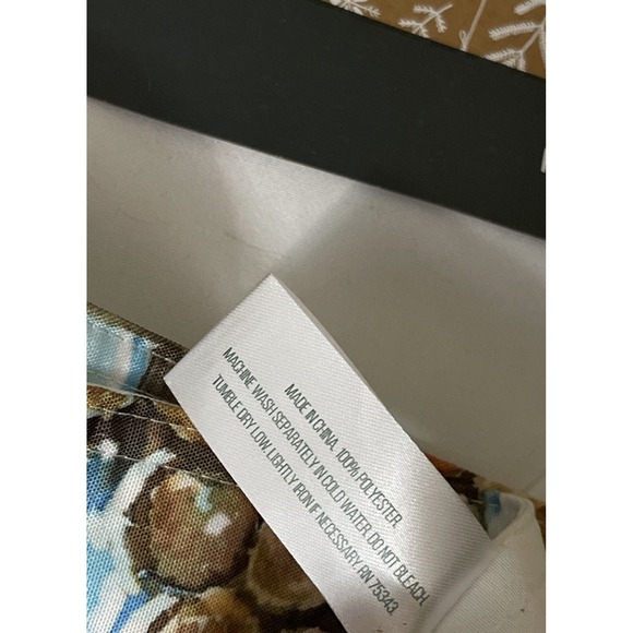 Arctic Holiday Christmas Red Truck Placemats Set of 4 Easy Care 16x16 NWT - Picture 5 of 6